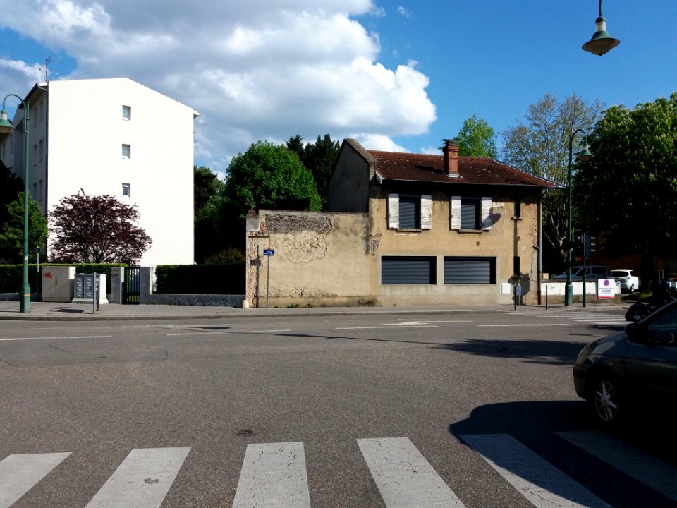 Tassin-la-Demi-Lune - Avenue Charles de Gaulle - Maison ancienne, au numéro 119