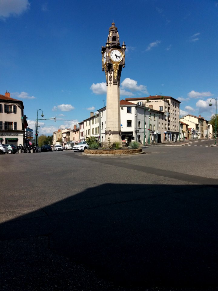 Tassin-la-Demi-Lune - Place Pierre Vauboin - Horloge Charvet (2)