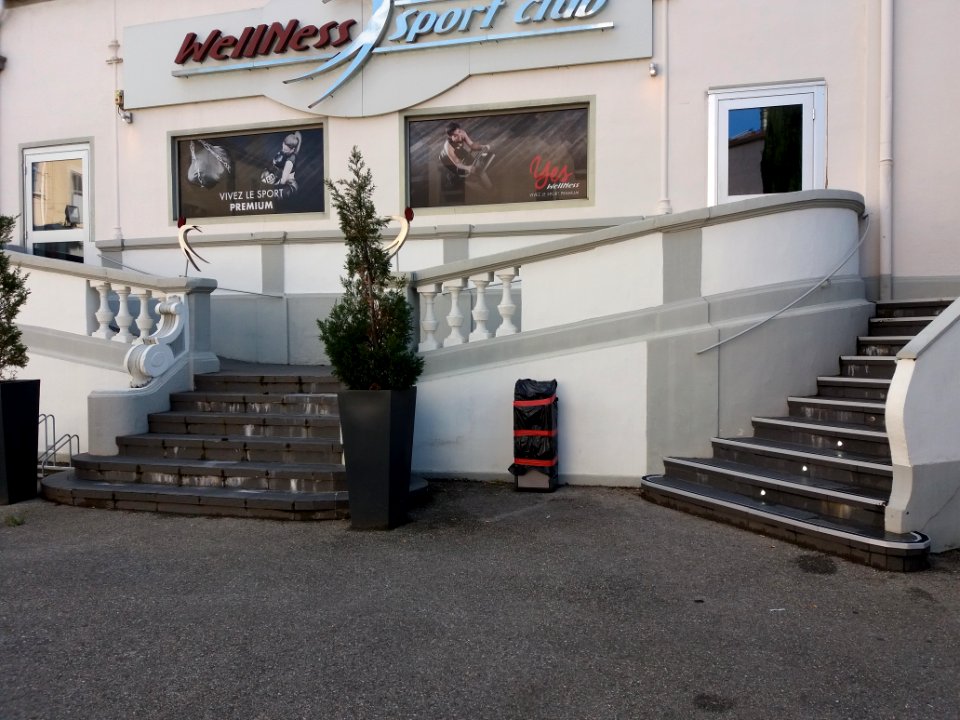 Tassin-la-Demi-Lune - Avenue de la République - Bâtiment au numéro 33, escalier