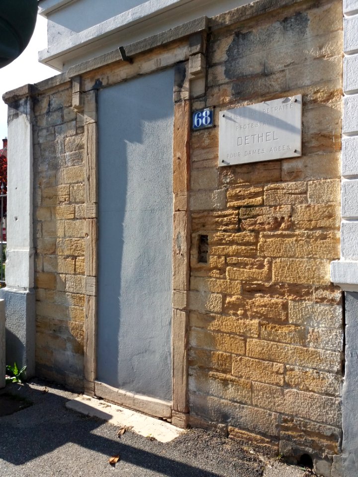 Tassin-la-Demi-Lune - Avenue de la République - Ancienne porte au numéro 68 et plaque