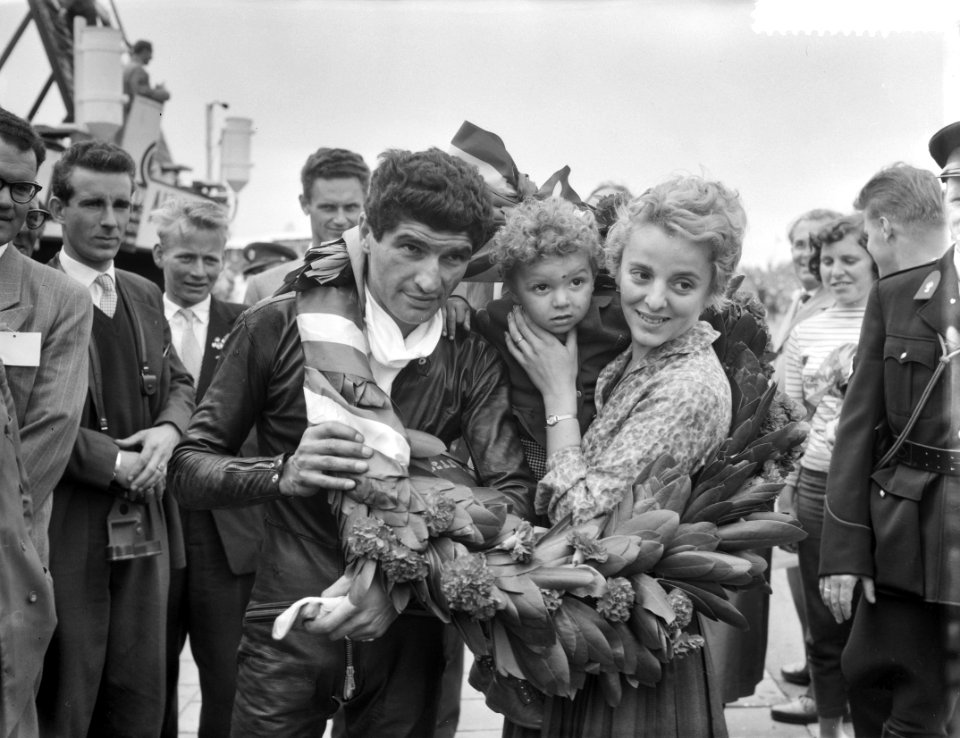 Tarquinio Provini won de race in de 250cc klasse Met vrouw en zoontje, Bestanddeelnr 910-4762