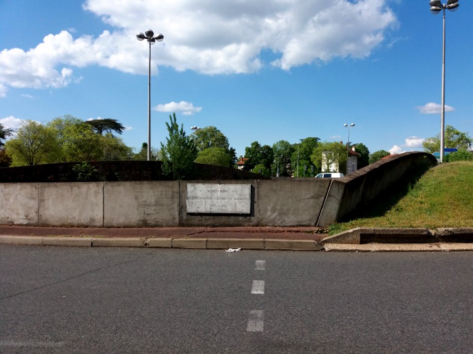 Tassin-la-Demi-Lune - Rond-point Maréchal de Lattre de Tassigny - Plaque, côté avenue de la République