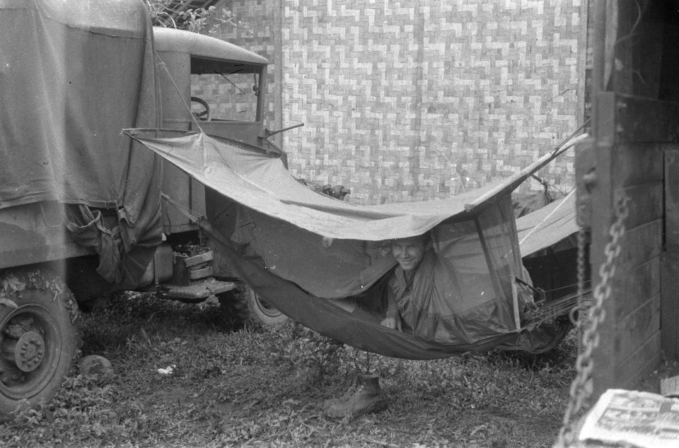 Tasikmalaja. In de natte tijd valt het in de tropen niet mee om buiten een droog, Bestanddeelnr 416-5-2