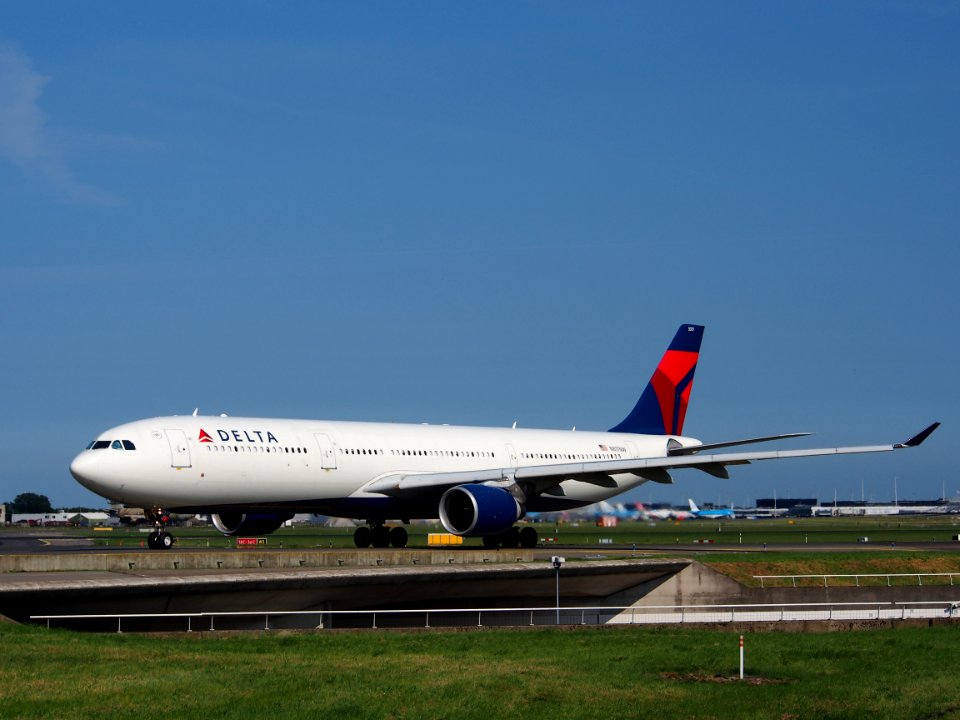 Taxiing N817NW Delta Air Lines Airbus A330-323X - cn 843 pic1