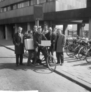 Taxistaking in Rotterdam, Rotterdamse taxichauffeurs op de standplaats achter he, Bestanddeelnr 917-6003