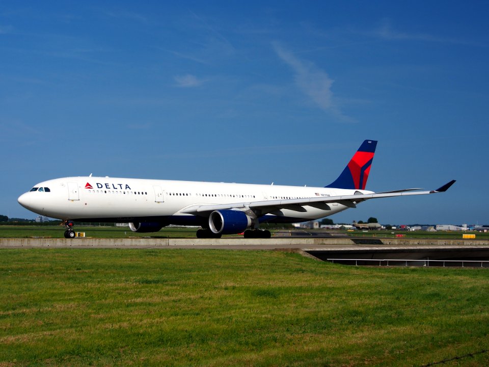 Taxiing N817NW Delta Air Lines Airbus A330-323X - cn 843 pic2