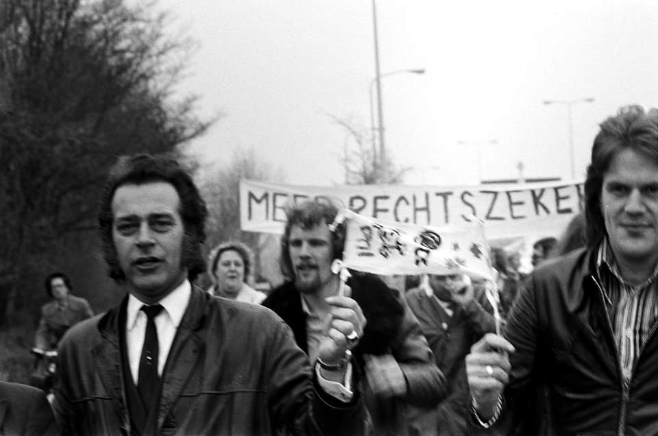 Taxichauffeurs lopen met spandoeken door de stad, Bestanddeelnr 927-8972