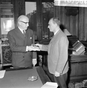 Taxi-chauffeur Wilson bij Minister van Justitie Samhalden ontvangen, Bestanddeelnr 918-7564