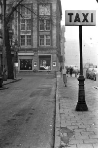 Taxistaking in Amsterdam, lege taxistandplaats, Bestanddeelnr 925-3855
