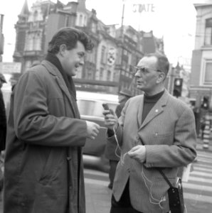 Taxichauffeur houdt enquette, de heer Wilson interviewt op Munt, voorbijganger, Bestanddeelnr 918-7376
