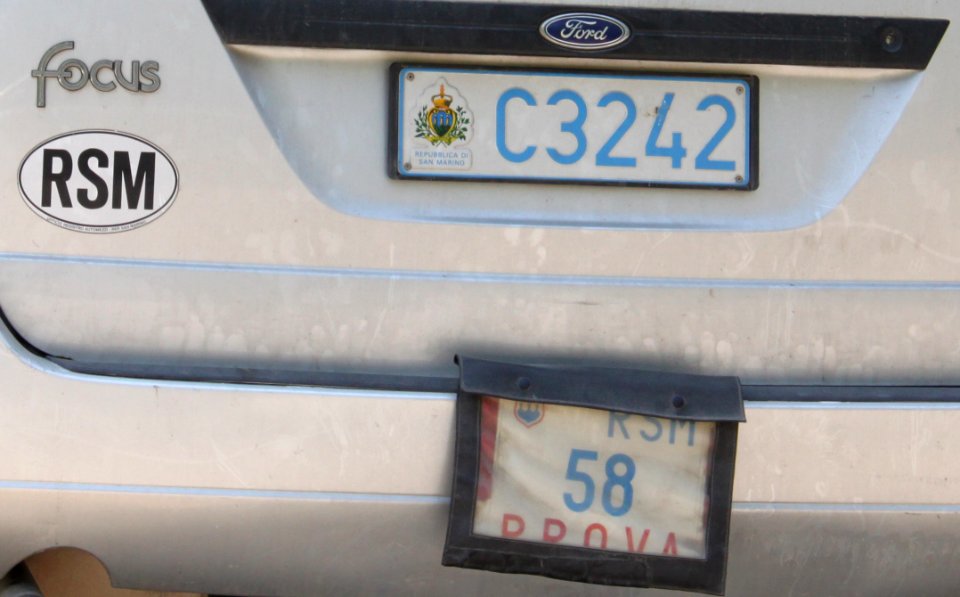 Targhe automobilistiche San Marino 1993 C3242 prova 58 con sigla internazionale