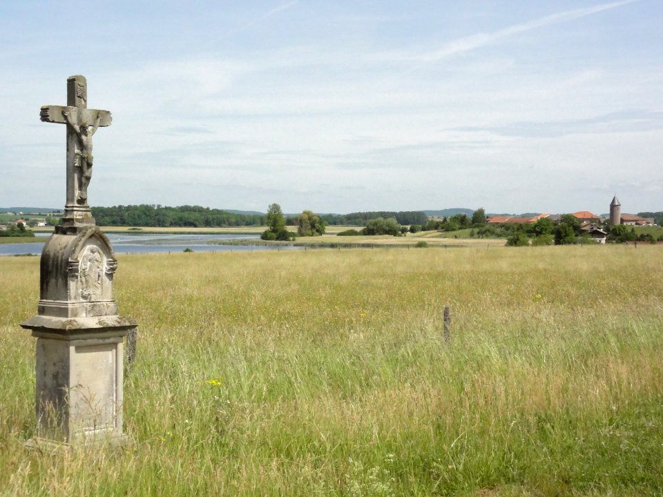 Tarquimpol (Moselle) paysage avec croix, étang de Lindre, village