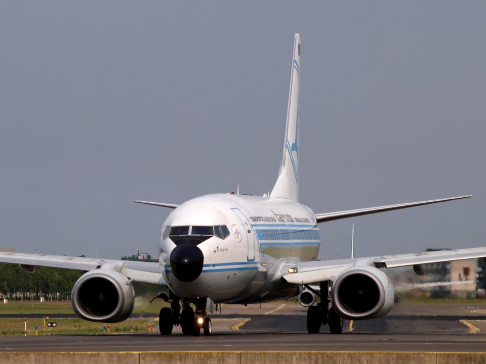 Tarom Boeing 737-78J(w) YR-BGG cn 28442 taxiing 14july2013 pic-002