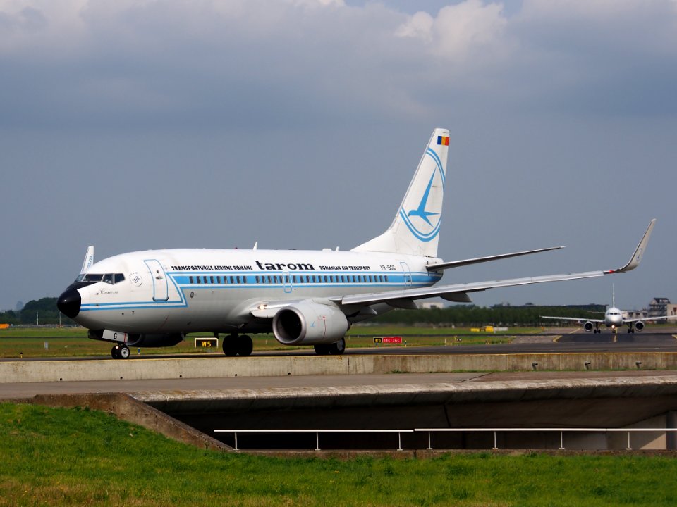 Tarom Boeing 737-78J(w) YR-BGG cn 28442 taxiing 14july2013 pic-003
