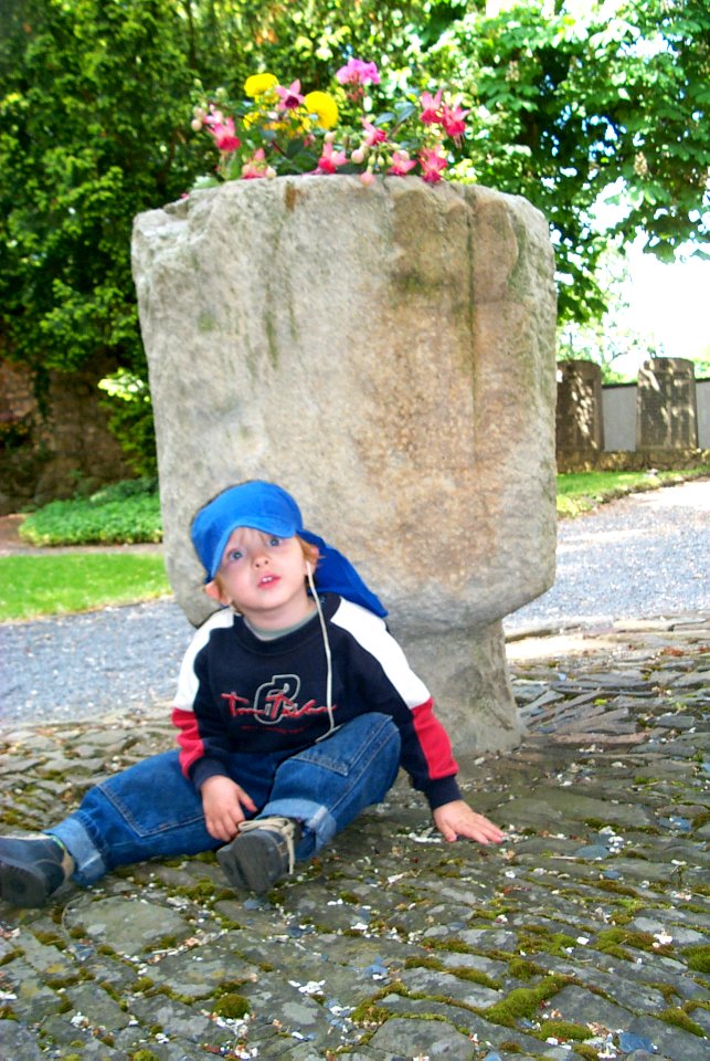 Taufbecken als christianisierter Menhir in Eschfeld H2