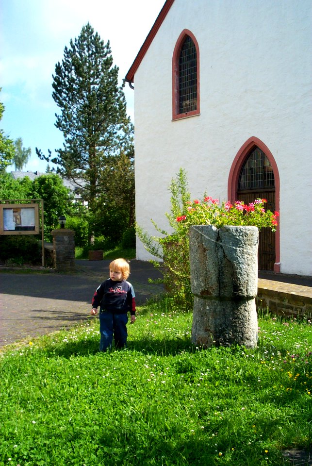 Taufbecken als christianisierter Menhir in Binscheid H2