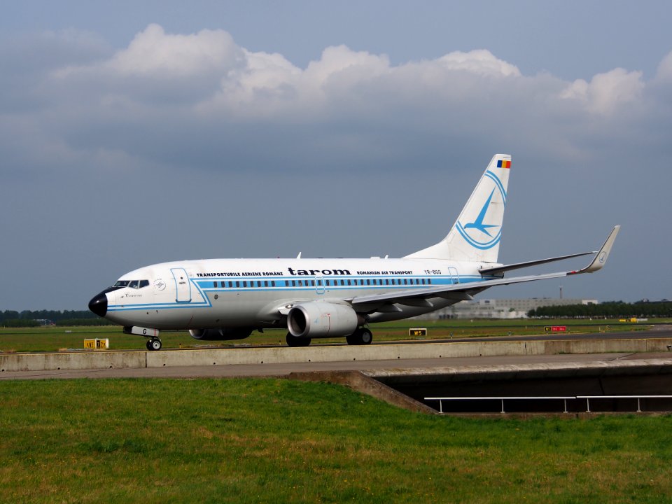 Tarom Boeing 737-78J(w) YR-BGG cn 28442 taxiing 14july2013 pic-004