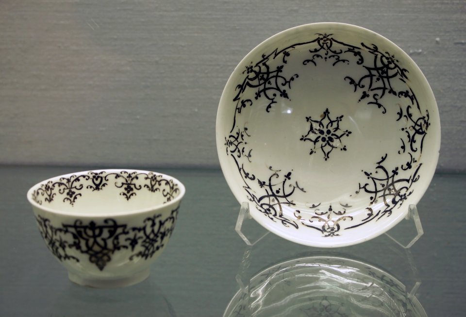 Tasse et soucoupe à fond blanc Meissen Kunstgewerbemuseum Berlin 05052018