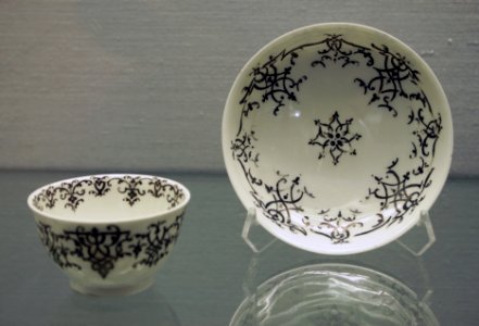 Tasse et soucoupe à fond blanc Meissen Kunstgewerbemuseum Berlin 05052018