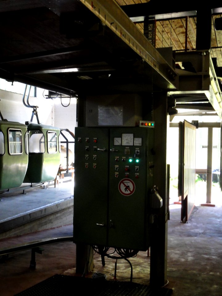 Taubensteinbahn — Talstation (Innenansicht Gondelabfertigung, Steuerpult)