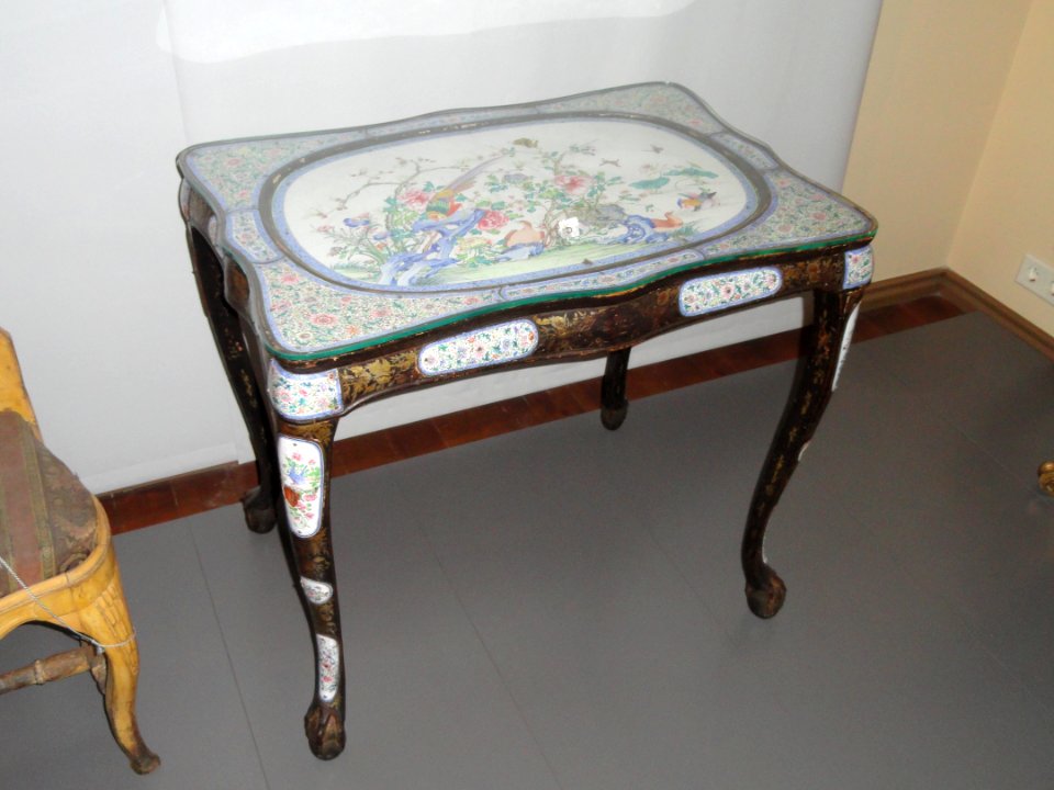 Tea table, Canton, 1740s, owned by Wilhelm Mauritz Klingspor 1744-1815 - National Museum of Finland - DSC04293