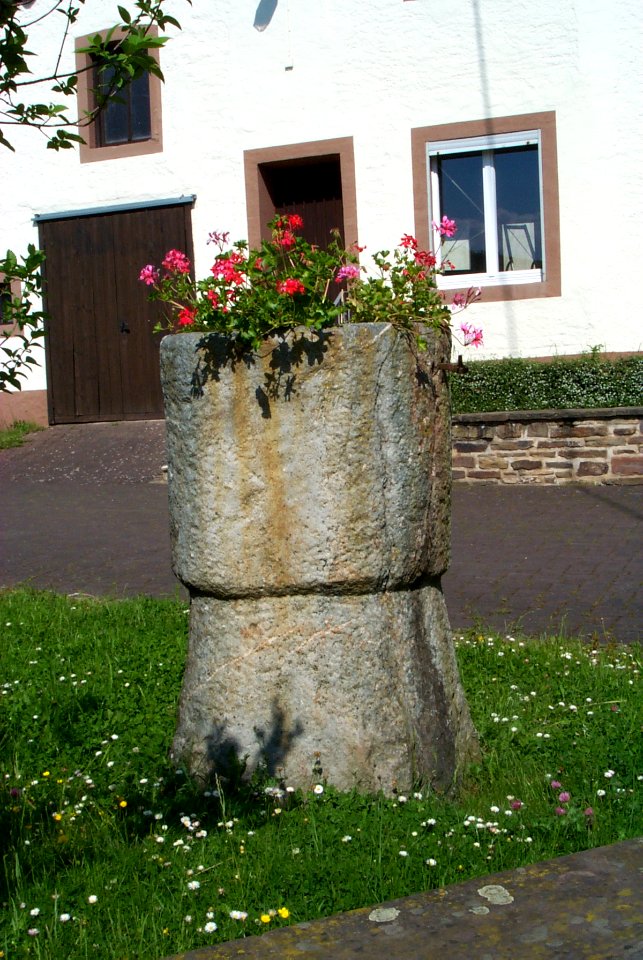 Taufbecken als christianisierter Menhir in Binscheid H1