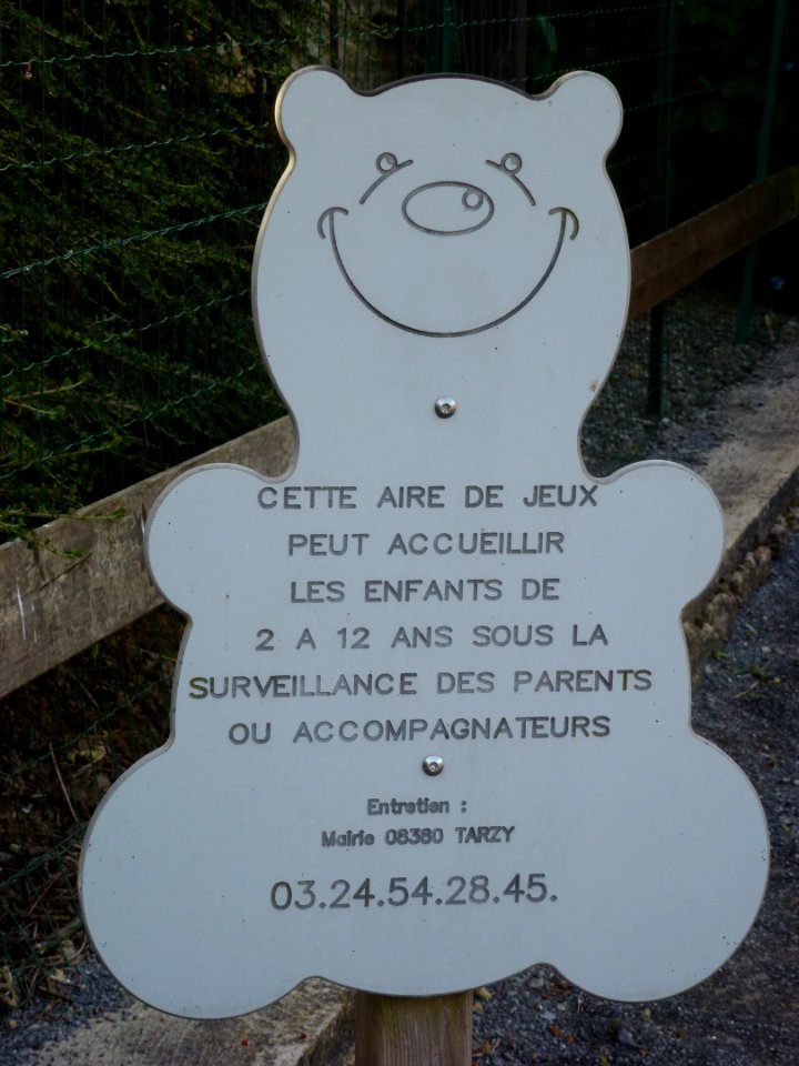 Tarzy (Ardennes) aire de jeux panneau