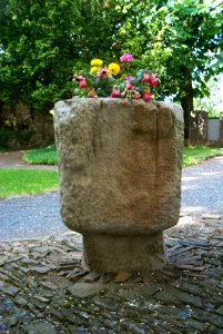 Taufbecken als christianisierter Menhir in Eschfeld H1