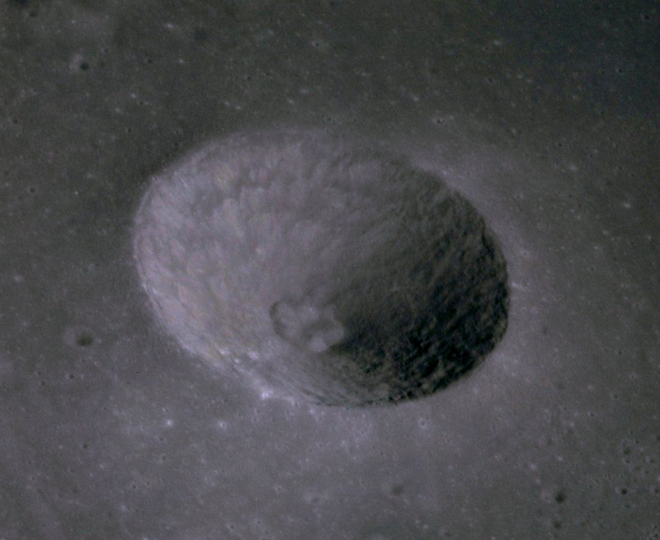 Taruntius F crater as10-34-5145