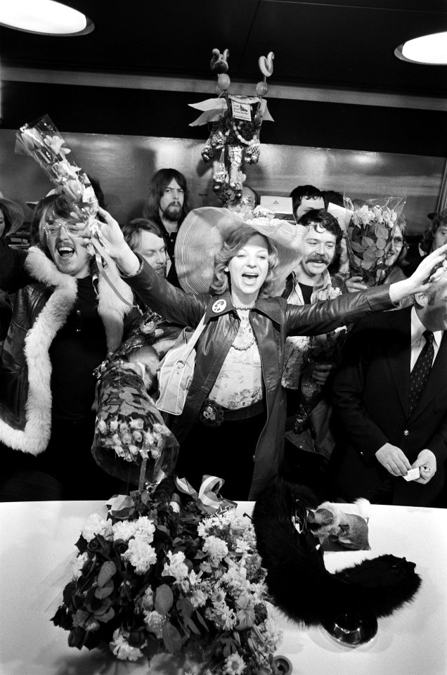 Teach in (winnaar Eurovisie Songfestival) terug op Schiphol Teach in na aankoms, Bestanddeelnr 927-8211