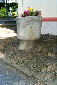 Taufbecken als christianisierter Menhir in Eschfeld H4
