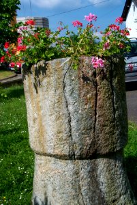 Taufbecken als christianisierter Menhir in Binscheid H5