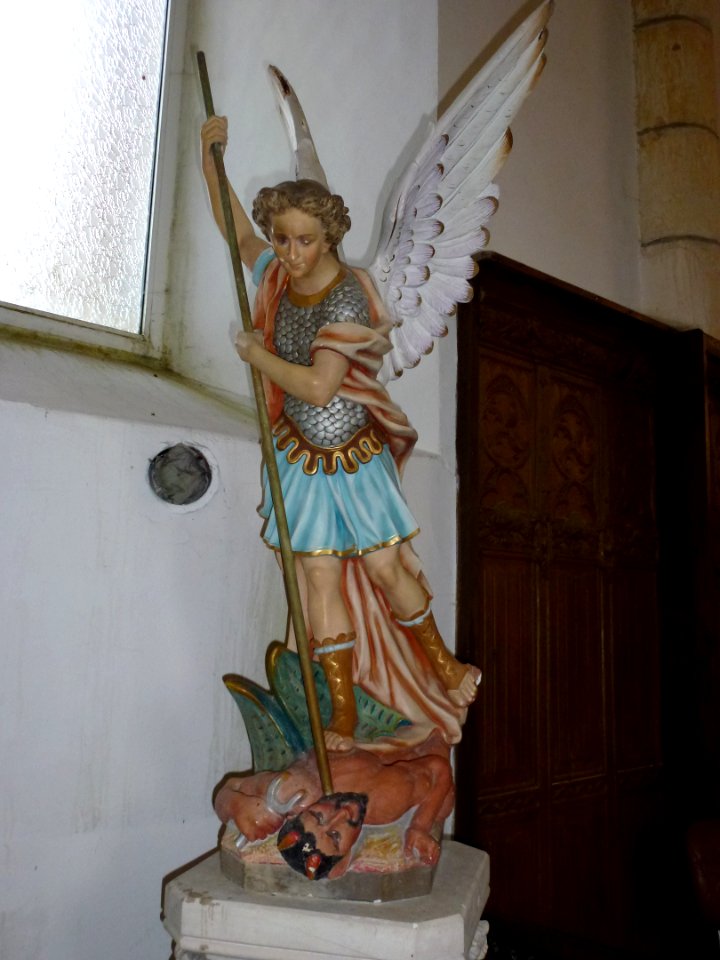 Tarzy (Ardennes) église, statue 01