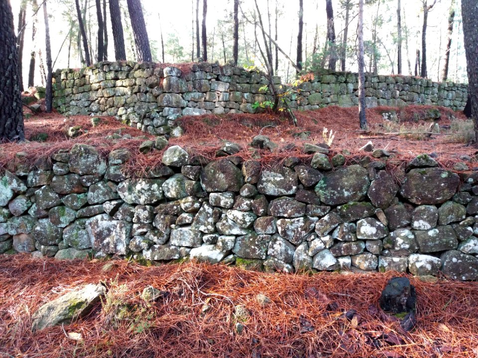 Tauriers - Murs à côté de la chapelle
