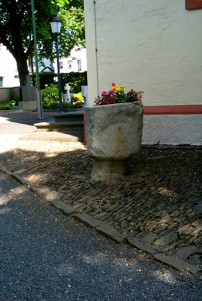 Taufbecken als christianisierter Menhir in Eschfeld H3
