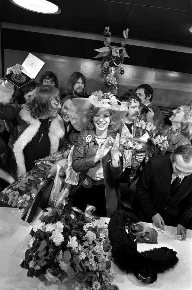 Teach in (winnaar Eurovisie Songfestival) terug op Schiphol Teach in na aankoms, Bestanddeelnr 927-8212