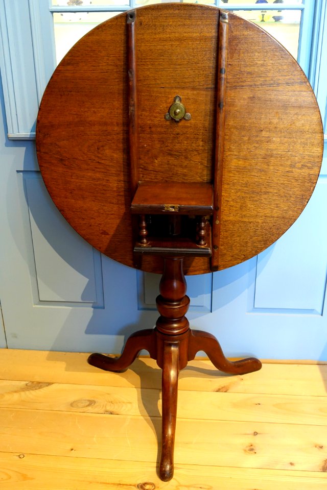 Tea table, attributed to Jedediah Dewey (1714-1778), Bennington VT, 1765-1775, cherry, pine, and chestnut top (old replacement) - Bennington Museum - Bennington, VT - DSC08933