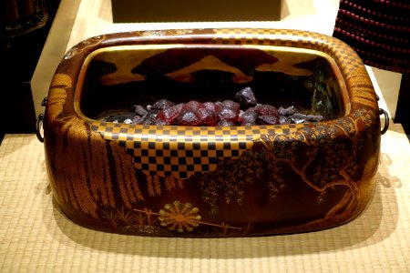 Teaburi (hand warmer), Japan, Edo period, 1600s AD, lacquer, wood, bronze - The Ann and Gabriel Barbier-Mueller Museum - DSC05456