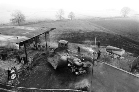 Tankwagen met LPG ontploft bij Nijmegen overzicht ravage met links uitgebrand b, Bestanddeelnr 930-0520