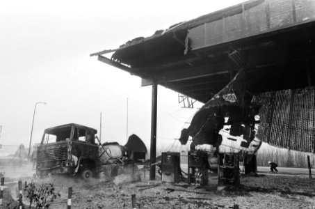 Tankwagen met LPG ontploft bij Nijmegen overzicht ravage met links uitgebrand b, Bestanddeelnr 930-0518
