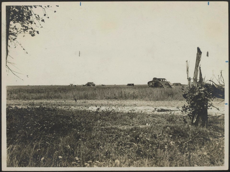 Tanks going into action., Bestanddeelnr 158-1783