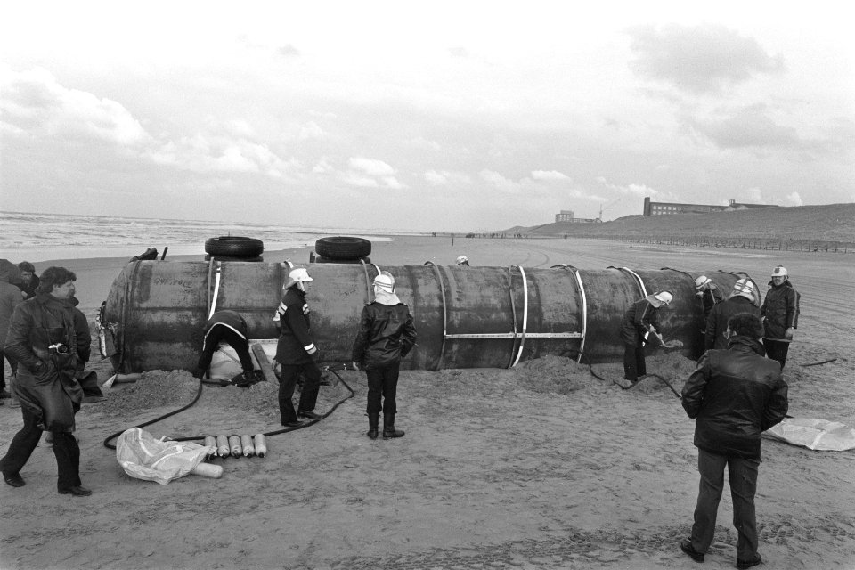Tankwagen aangespoeld op strand Kijkduin (+ brandweerlied, Bestanddeelnr 929-4402