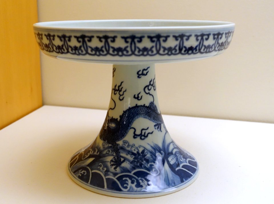 Tazza with dragon design and carp emerging from waves, China, Qing dynasty, Qianlong period, 1736-1795 AD, porcelain - Ethnological Museum, Berlin - DSC02030