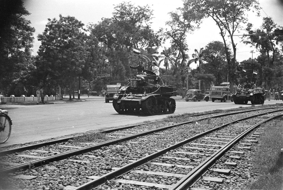 Tanks en trucks met de Nederlandse vlag, Bestanddeelnr 151-2-2