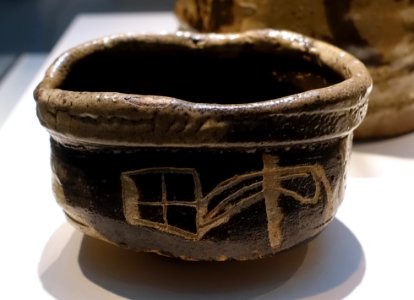 Teabowl, Oribe ware, Mino kilns, Motoyashiki kiln, Momoyama period, 1607-1615, stoneware, black glaze and iron pigment under fedspathic glaze - Freer Gallery of Art - DSC04733