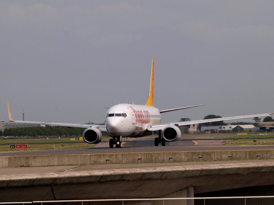 TC-AAR Pegasus Boeing 737-86N(WL) - cn 28624 taxiing 14july2013 pic-001