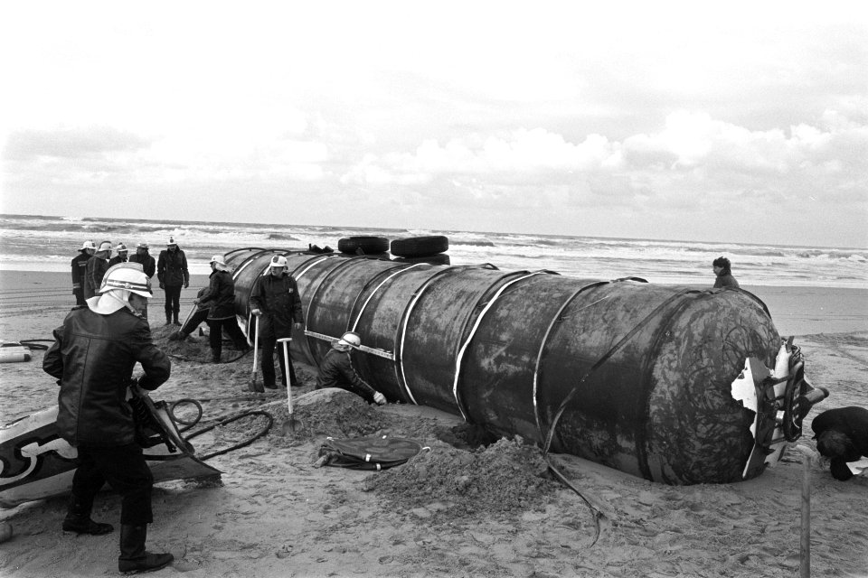 Tankwagen aangespoeld op strand Kijkduin (+ brandweerlied, Bestanddeelnr 929-4401