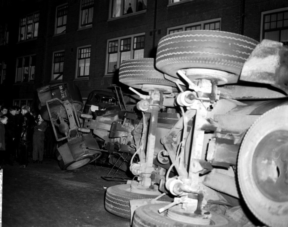 Tankwagen met 20 ton olie omgekanteld in de Tasmanstraat van de PAM, Bestanddeelnr 916-0151