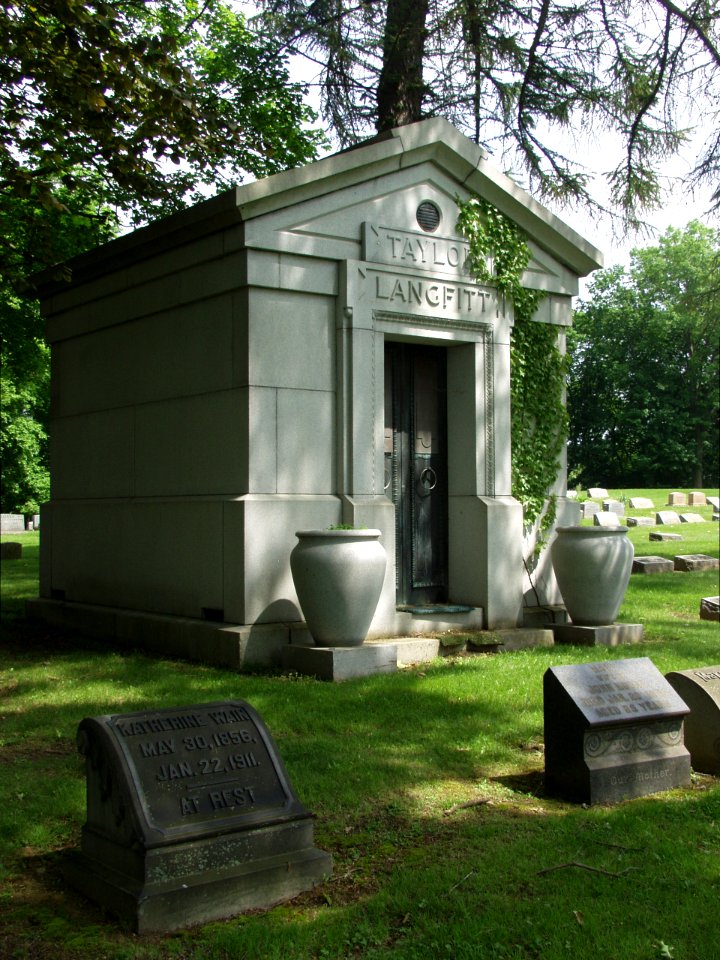 Taylor-Langfitt Mausoleum, Highwood Cemetery, 2015-05-18, 03