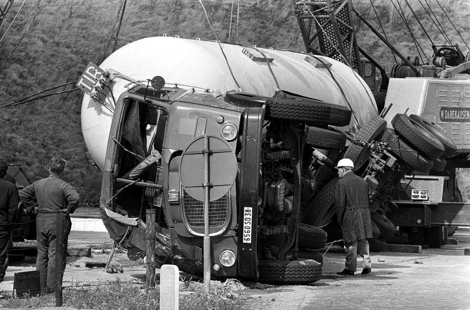 Tankwagen te Beek (Limburg) op zijn wielen gezet. Hier nog op zijn kant tijdens , Bestanddeelnr 920-6784